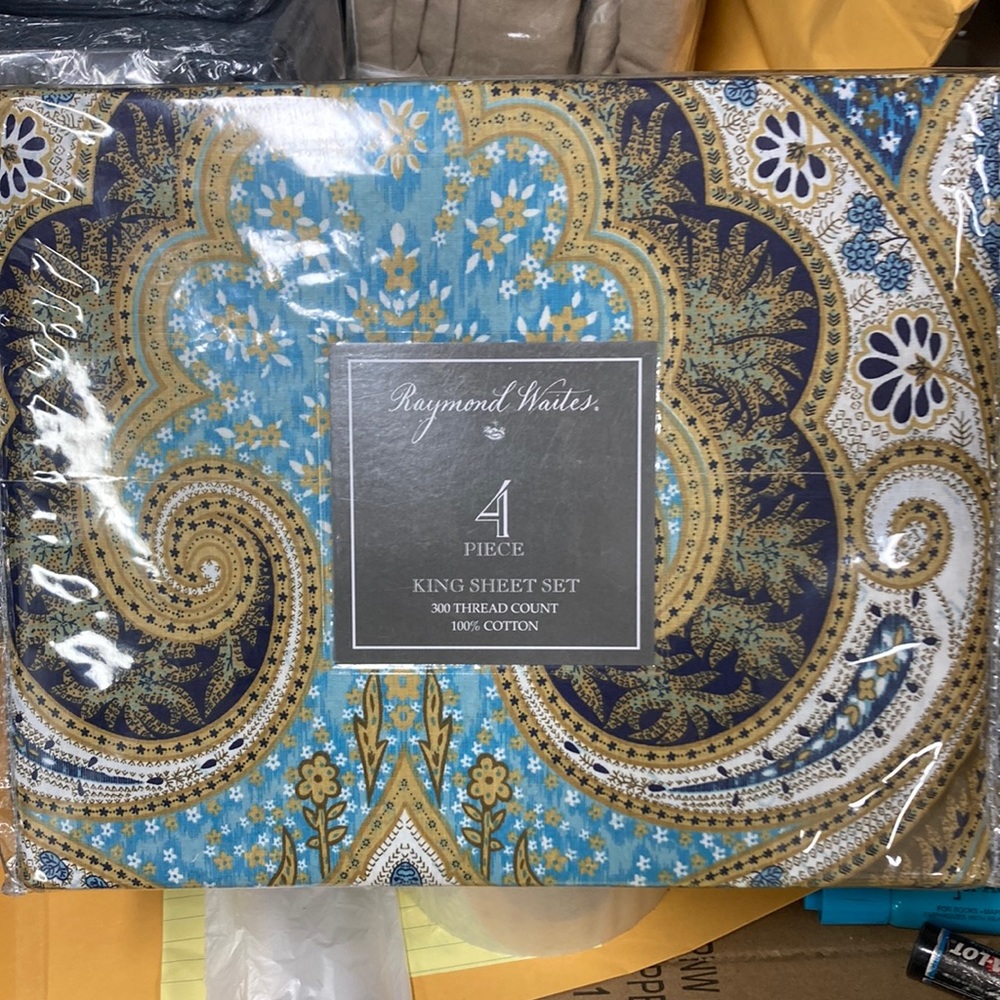 Brand new Raymond, Waites, king sheet, set blue and gold paisley 300 count
